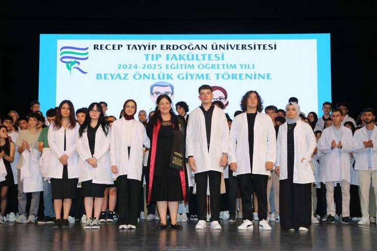 RTEÜ Tıp Fakültesi Öğrencileri Beyaz Önlüklerini Giydi